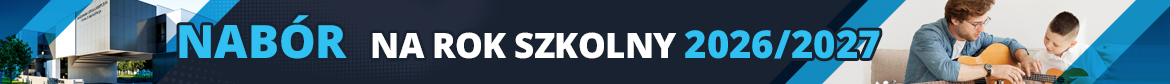Baner panoramiczny podzielony jest na trzy części. Z lewej strony umieszczone jest zdjecie budynku szkoły od strony prawego narożnika. Z prawej zdjęcie ucznia i nauczyciela z gitarami na jasnym tle. Centralna część baneru to duży, niebiesko-biały napis „nabór na rok szkolny 2026/2027” na ciemnym tle. Sekcje baneru oddzielają niebieskie, skośne pasy.