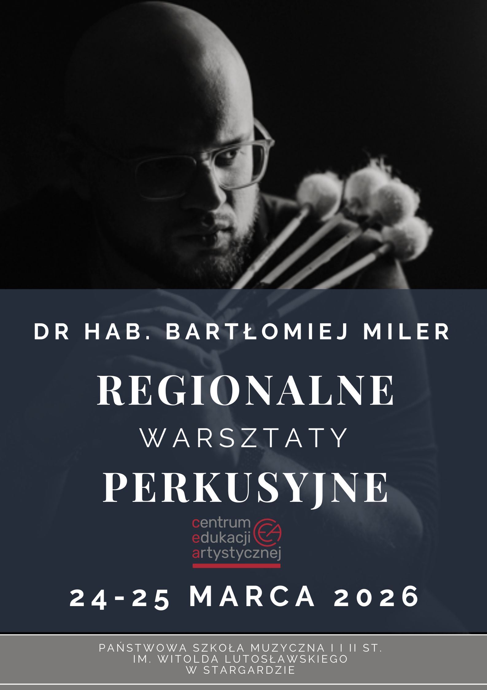Plakat Regionalnych warsztatów perkusyjnych Centrum Edukacji Artystycznej z drem hab. Bartłomiejem Milerem w dniach 24-25.03.2026. Tłem plakatu jest czarno-białe zdjęcie przedstawiające siedzącego pana Bartłomieja Milera, który łokcie oparte ma o uda, a dłonie splecione pod podbródkiem. W jednej ręce trzyma cztery pałki perkusyjne. Napisy informacyjne są w kolorze białym.