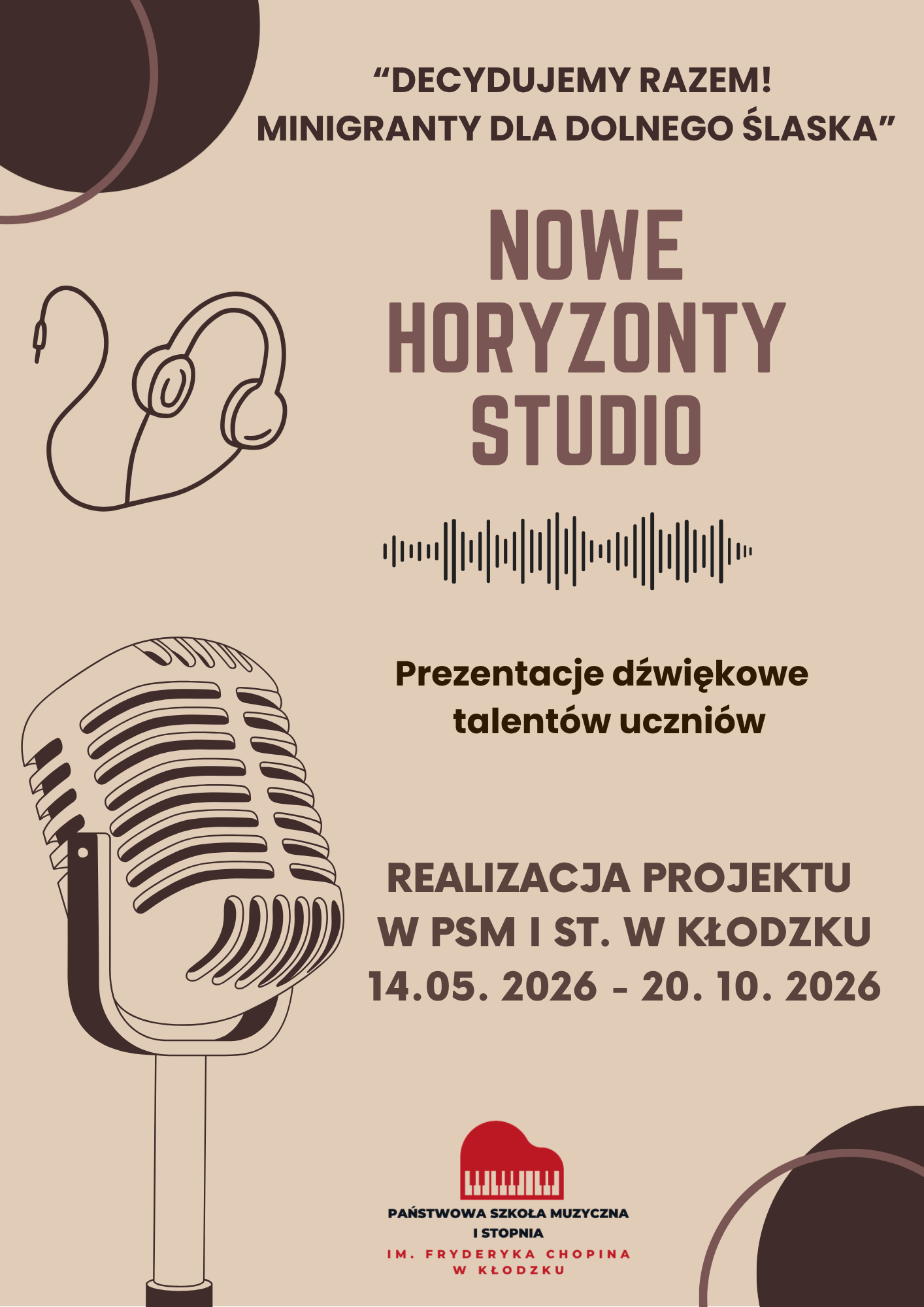 Plakat projektu „Decydujemy razem! Minigranty dla Dolnego Śląska” – „Nowe Horyzonty Studio”; prezentacje dźwiękowe talentów uczniów, mikrofon i słuchawki jako grafiki, realizacja w PSM I st. w Kłodzku, 14.05–20.10.2026.