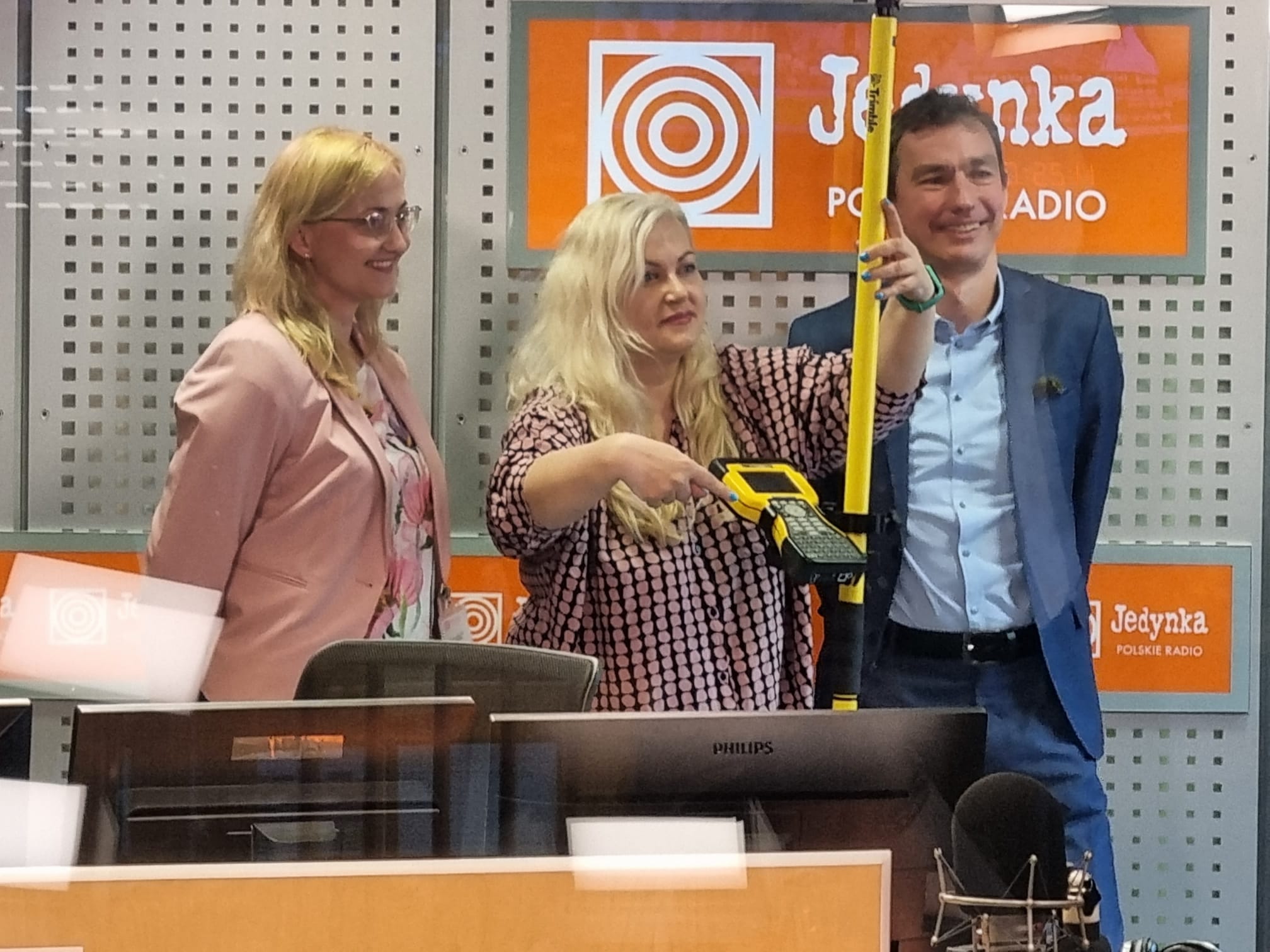 Anna Bober i Krzysztof Dworakowski z redaktor Sławą Bieńczycką podczas audycji w studiu Czterech pór roku Programu 1 Polskiego Radia