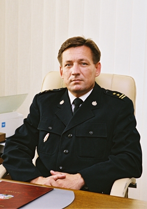 Za biurkiem siedzi st. bryg. Janusz Basiaga – Komendant Miejski PSP (1999 -2017)