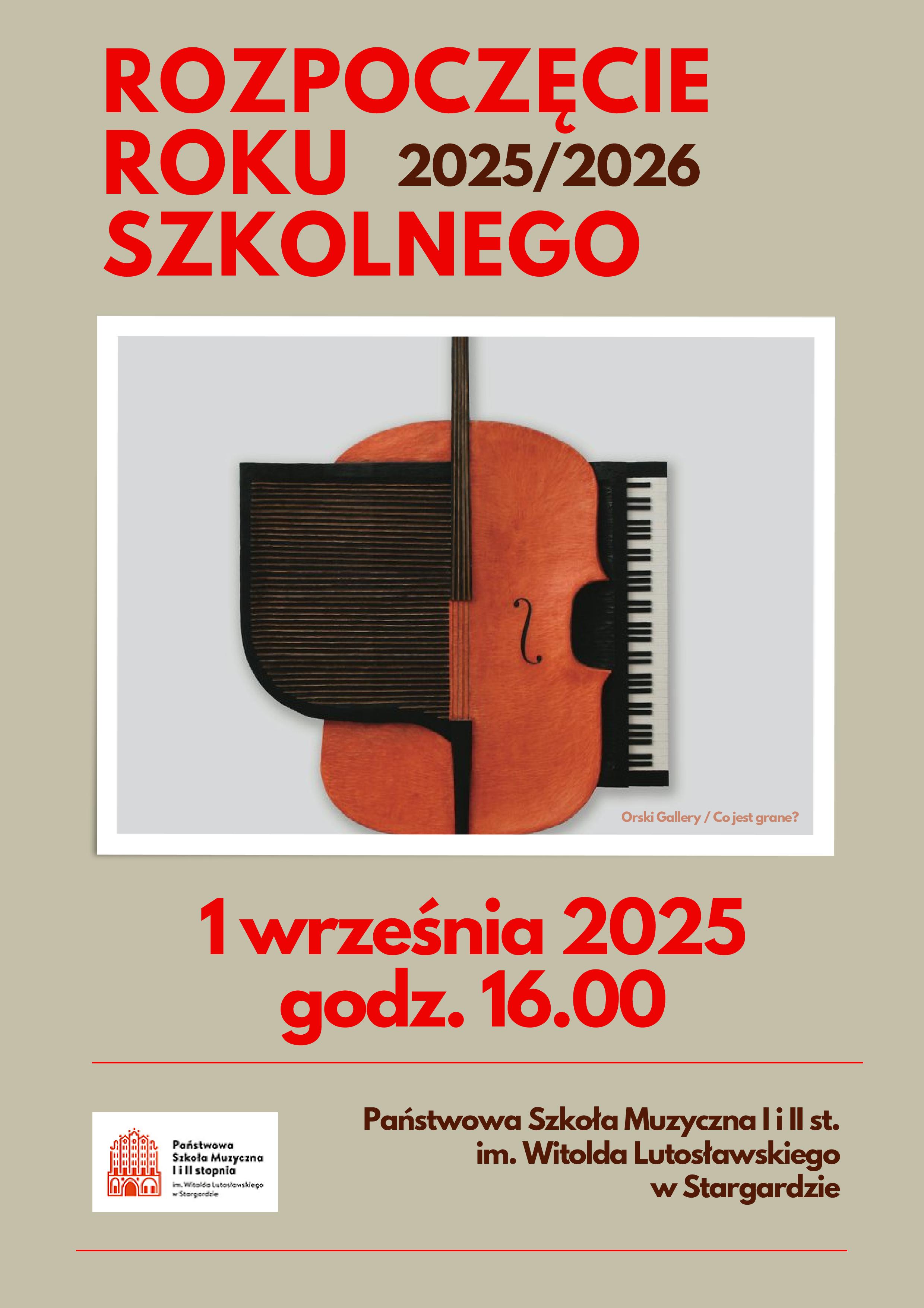 Plakat informacyjny o rozpoczęciu roku szkolnego 2025/2026 w dniu 1 września 2025 o godzinie 16.00. Tło plakatu jest beżowe z subtelnym szarym podtonem. W w jego górnej i dolnej części znajdują się treści informacyjne zapisane czerwoną czcionką oraz logo szkoły. Centralną część plakatu wypełnia zdjęcie płaskorzeźby Ryszarda Orskiego "Co jest grane?" przedstawiającej ustawione w pionie skrzypce w kolorze ceglastym, w które wstawiony jest czarny fortepian. Z prawej strony skrzypiec wystaje klawiatura, a z lewej jego skrzydło. 
