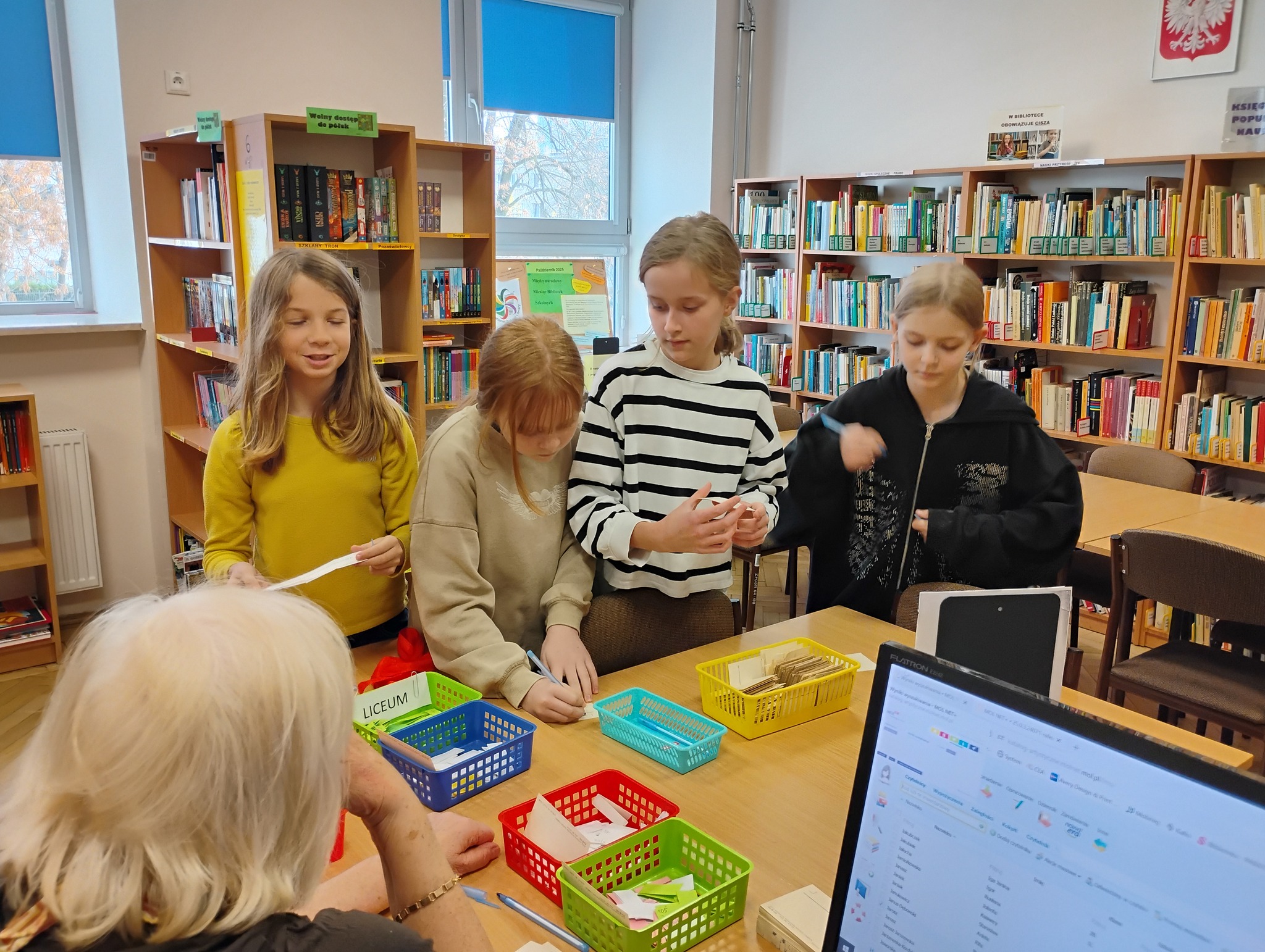 W szkolnej bibliotece  uczniowie uczestniczą w konkursie