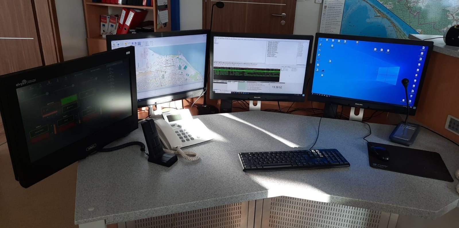 Zdjęcie przedstawia sprzęt komputerowy