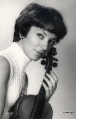 fotografia Wandy Wiłkomirskiej ze skrzypcami autorstwa Benedykta Jerzego Dorysa z 1967 r.