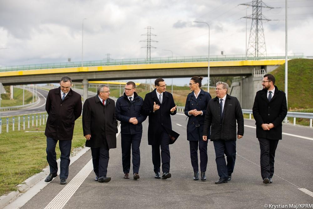 Rozmowy po otwarciu odcinka drogi.