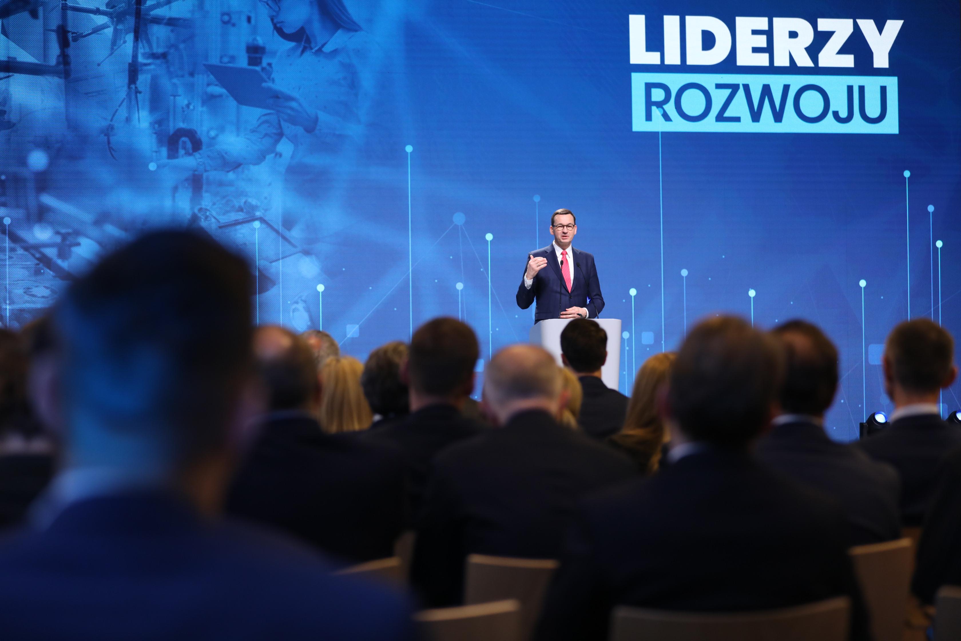 Premier Mateusz Morawiecki przemawia.