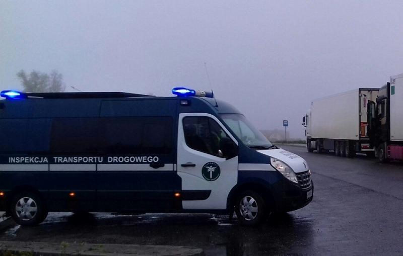 Radiowóz ITD w tle ciężarówki