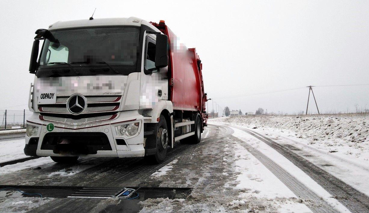 Przeładowana śmieciarka i wagi ITD.