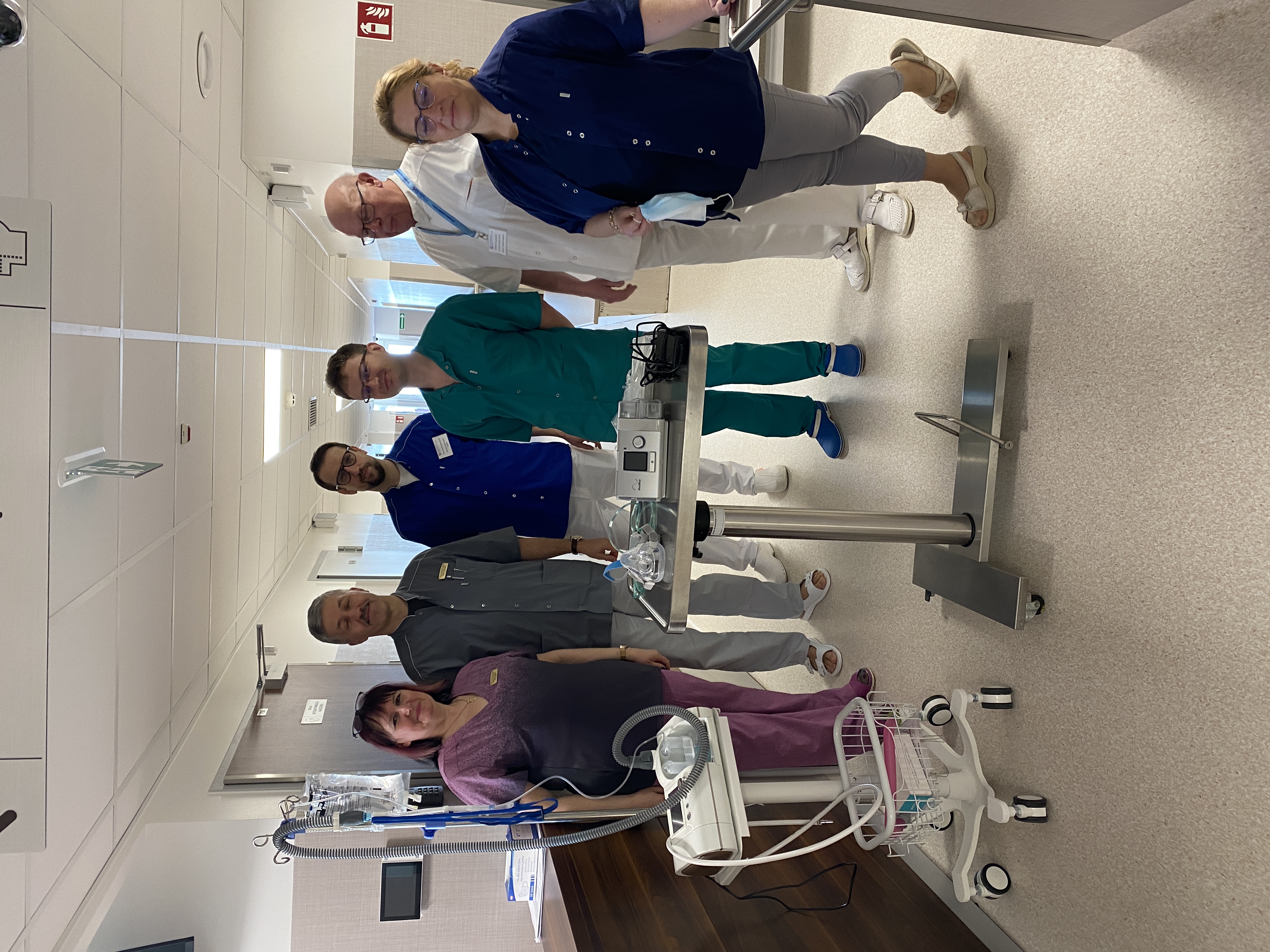 Przedstawiciele zespołu badawczego, od lewej: Halina Łupińska- lekarz pulmonolog, Dariusz Rutkowski- lekarz pulmonolog, Piotr Owłasiuk- lekarz chorób zakaźnych, Tymoteusz Sztabiński- lekarz rezydent otorynolaryngologii, Dariusz Cieśla- lekarz otorynolaryngolog, Sylwia Cholewicka- lekarz otorynolaryngolog