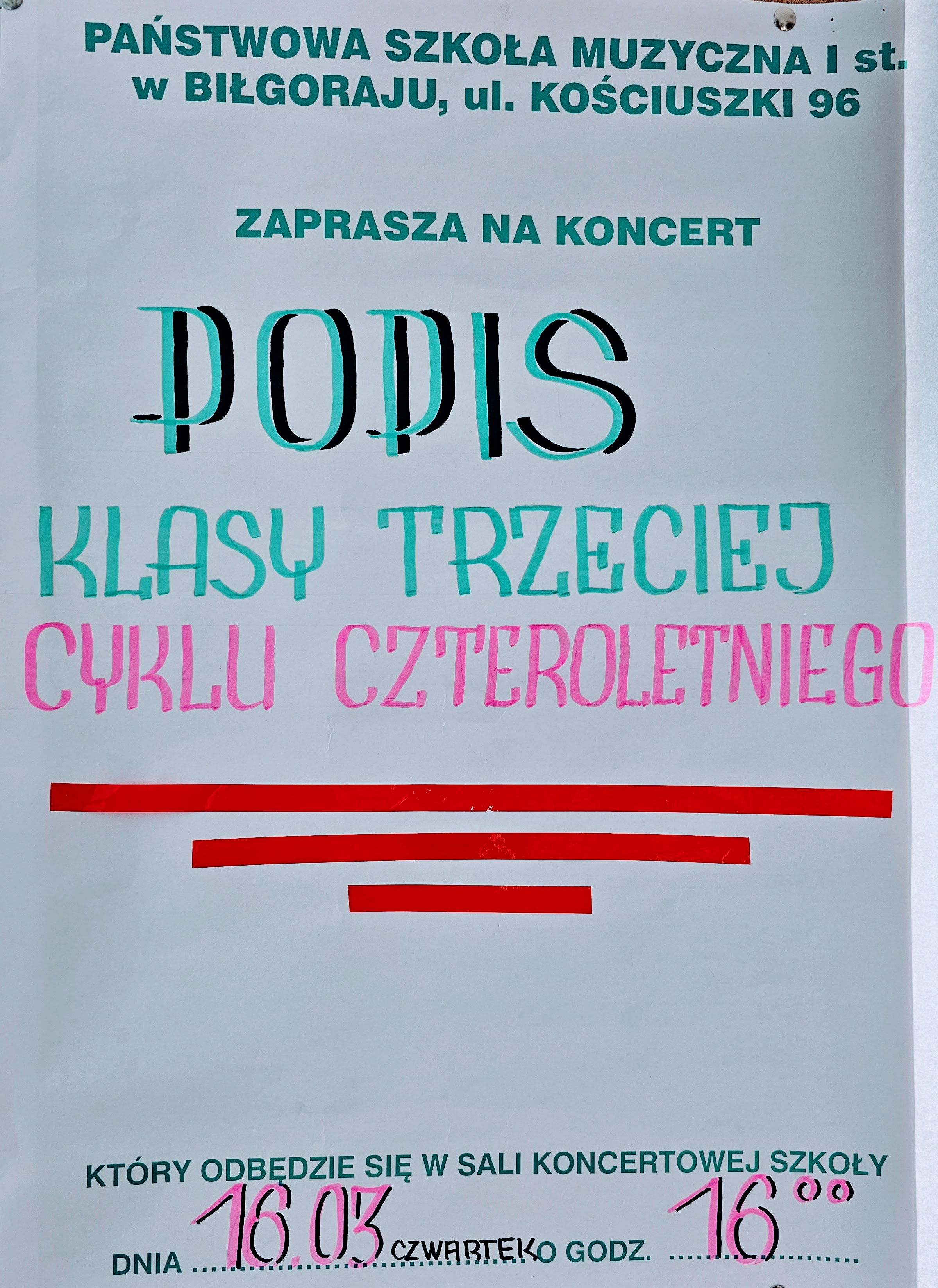 Plakat zawiera informacje o popisie uczniów klas III cyklu czteroletniego, który odbędzie się 16 marca o godzinie 16:00 w Sali Koncertowej szkoły. Plakat ozdobiony jest nutkami. Białe tło.