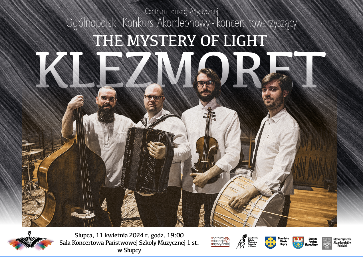 czterech muzyków w białych koszulach stojących z instrumentami, powyżej informacje o koncercie a poniżej logo sponsorów, wszystko na błekitno-szarym pasiastym tle