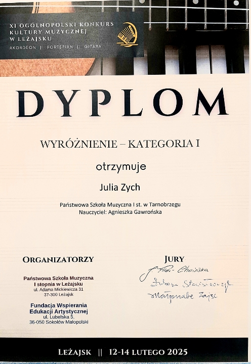 Dyplom wyróżnienia. Na górze znajduje się fotografia przedstawiająca fragmenty gitary i klawiatury. Po środku nazwisko laureata oraz nauczyciela. Na dole po prawej stronie znajdują się organizatorzy, a po prawej podpisy jury.