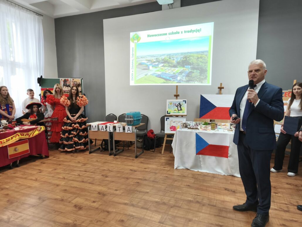 Dzień otwarty i Dzień Europejski w ZSCKR w Zduńskiej Dąbrowie – podróż po Europie bez wychodzenia ze szkoły!