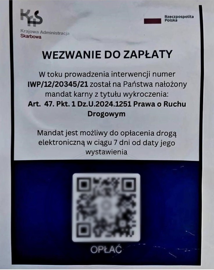Grafika przedstawia fałszywe wezwanie do zapłaty z fałszywym kodem QR