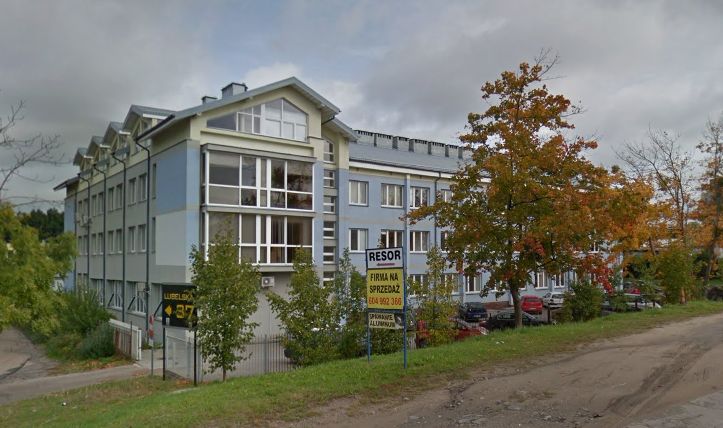 Fasada budynku, w którym znajduje się siedziba Urzędu Skarbowego w Bartoszycach.