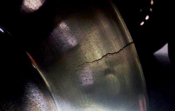 Pęknięta tarcza hamulcowa przy kole naczepy.