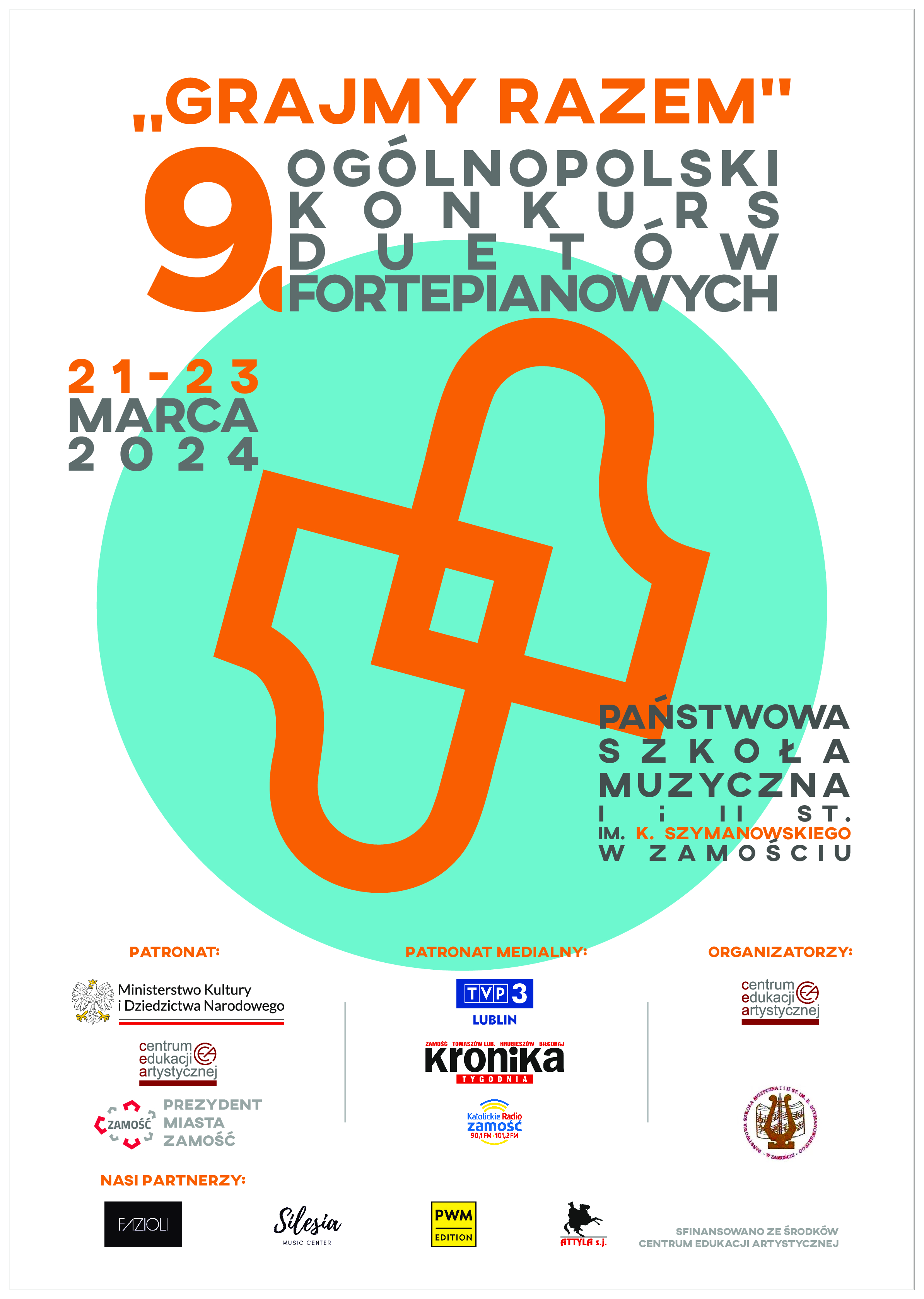 Tło grafiki w kolorze białym. U góry napis: "9 Ogólnopolski Konkurs Duetów Fortepianowych "Grajmy Razem" w kolorach pomarańczowym i szarym.W centrum grafiki logo, przedstawiające obrys klap górnych dwóch fortepianów, zachodzących za siebie, w kolorze pomarańczowym.Logo umieszczono na tle w postaci dużego koła w kolorze błękitnym. Po prawej stronie data imprezy w postaci pomarańczowych cyfr "21-23" oraz szarych liter "marca 2024".Po lewej stronie napis w kolorze szarym i pomarańczowym o brzmieniu: "Państwowa Szkoła Muzyczna I i II st. im. K. Szymanowskiego w Zamościu". W dolnej części plakatu z lewej strony pomarańczowy napis Patronat, pod spodem logo Ministerstwa Kultury i Dziedzictwa Narodowego-z lewej strony wizerunek orła w koronie i napis w kolorze czarnym podkreślony czarną i czerwona linią. Pod spodem logo Centrum Edukacji Artystycznej - słowa w kolorze szarym umieszczone jedno pod drugim rozpoczynają się małymi literami w kolorze czerwonym stylizowane litery CEA ułożone w kształcie małego kółka w kolorze czerwonym, całość podkreślona gruba linią w kolorze czerwonym. Jeszcze niżej logo miasta Zamość-z lewej strony szarymi literami napis ZAMOŚĆ wkomponowany w stylizowany kształt zarysu Twierdzy Zamość w kolorach szarym j czerwonym obok szarymi literami napis PREZYDENT MIASTA ZAMOŚĆ-wyrazy umieszczone jeden pod drugim. W środkowej dolnej części plakatu pomarańczowymi literami napis Patronat medialny:pod spodem logo Telewizji Lublin 3 - w granatowym prostokącie białymi literami napis TVP 3, pod spodem granatowy napis Lublin. Niżej logo Kroniki Tygodnia - grubymi czarnymi literami napis Kronika, pod spodem w czerwonym prostokącie białymi literami napis tygodnia, ponad czarnymi literami drobn napisy w kolorze czerwonym: Zamość, Tomaszów Lub., Hrubieszów, Biłgoraj. Jeszcze niżej logo Katolickiego Radia Zamość, Logo PWM edition-w formie żółtego kwadratu. Obok logo drukarni Attyla s.j-czana sylwetka jeźdzca na koniu. U dołu, po prawej pomarańczowy napis: "Organizatorzy" a pod nim logo CEA oraz logo PSM I i II st. w Zamościu. Pod nimi szary napis o brzmieniu: "Sfinansowano ze środków Centrum Edukacji Artystycznej". Na samym dole , po lewej pomarańczowy napis "Nasi Partnerzy" a pod nim logo "Fazioli" w formie czarnego prostokąta ze stylizowanym napisem oraz logo Silesia Music Center w kolorze czarnym napisane stylizowaną czcionką.