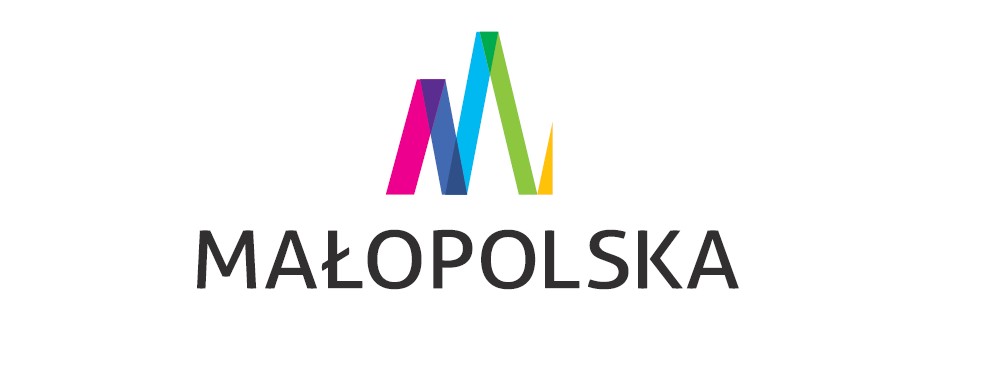 białe tło od góry na środku składające się z koloru różowego, granatowego, niebieskiego, zielonego oraz żółtego duża litera M, pod nią napis Małopolska