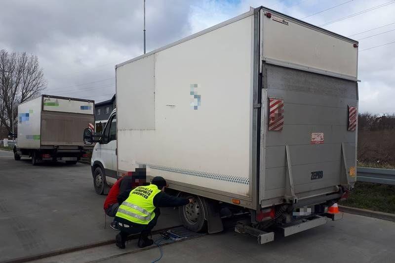 Mocno ugięte pod naporem ciężaru nadwozie i opony na tylnej osi samochodu już z daleka zwróciły uwagę inspektorów ITD.