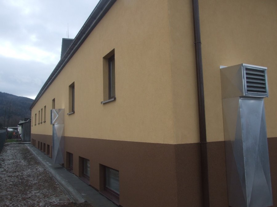 Budynek „C” KP PSP Myślenice po wykonanych pracach termo-modernizacji . Widok od strony wschodniej.