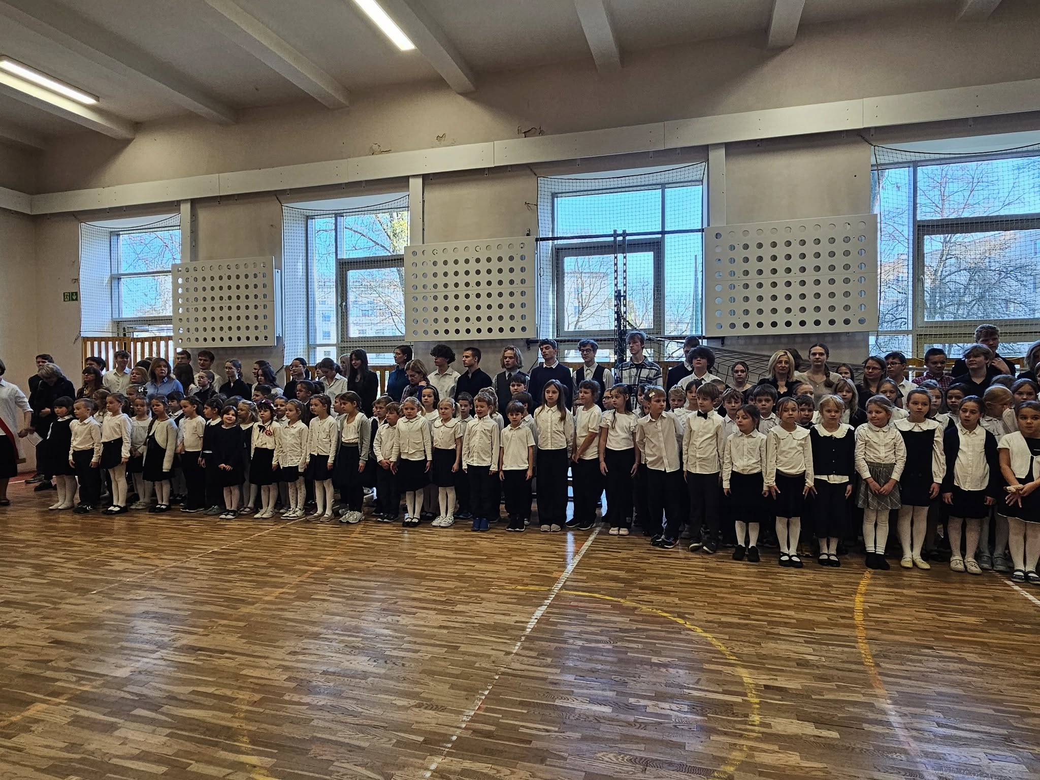 Uroczystość na sali gimnastycznej z okazji 107 rocznicy odzyskania Niepodległości Polski