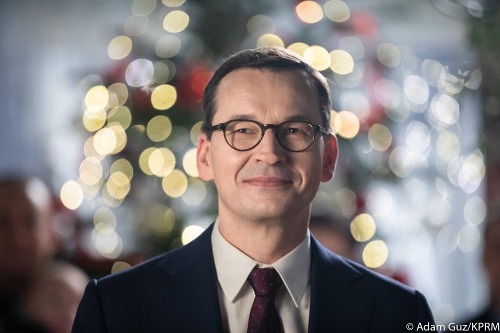 Premier, a w tle choinka.