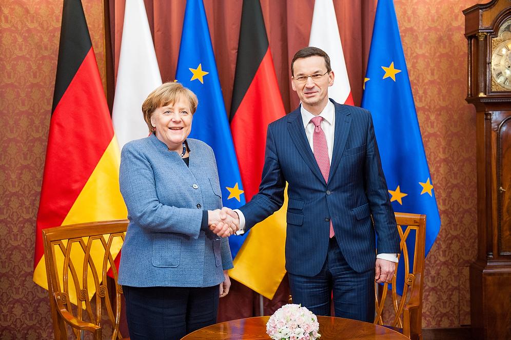 Premier Mateusz Morawiecki ściska dłoń kanclerz Angeli Merkel.