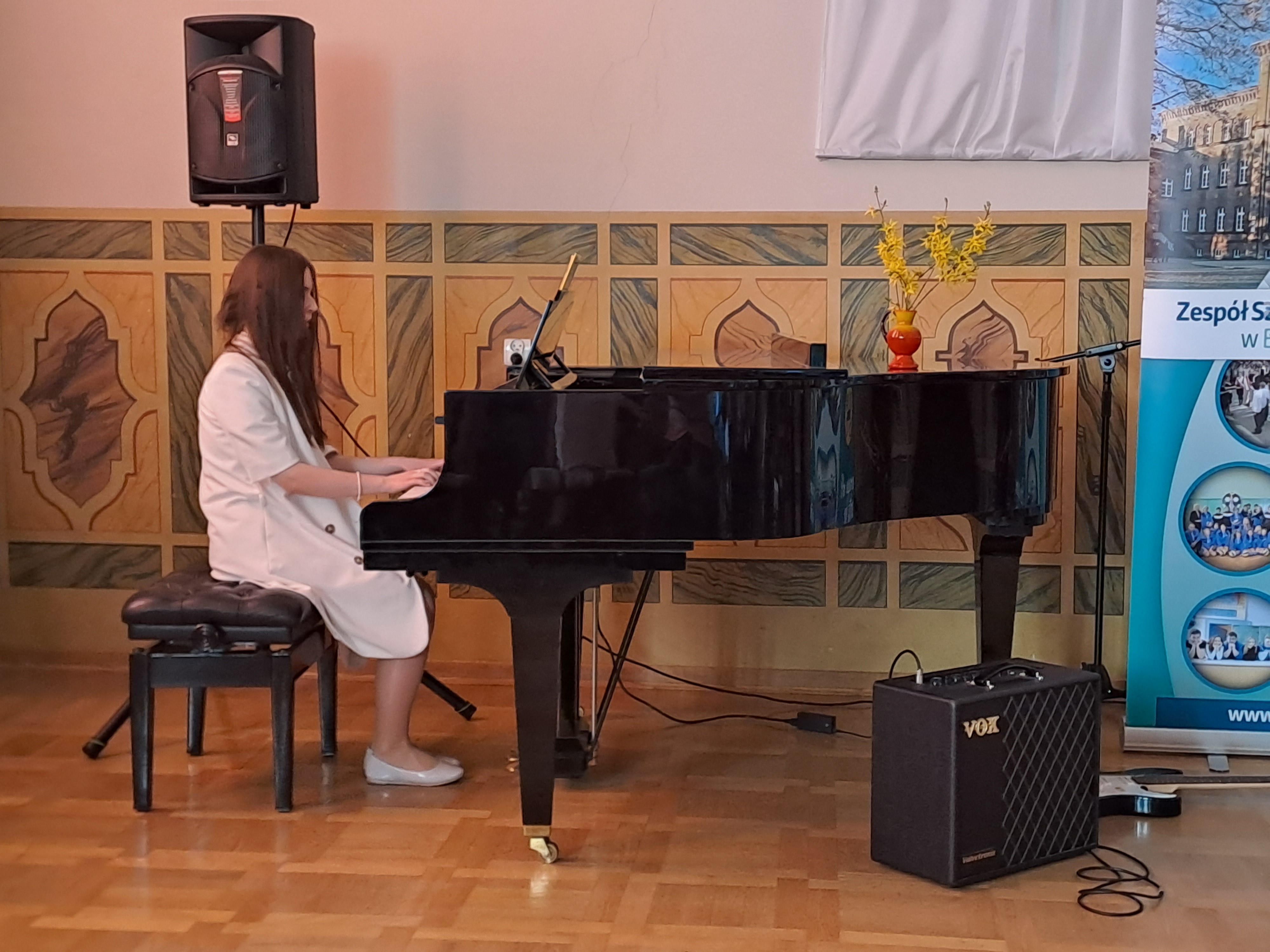 Anna Kulińska grająca na fortepianie