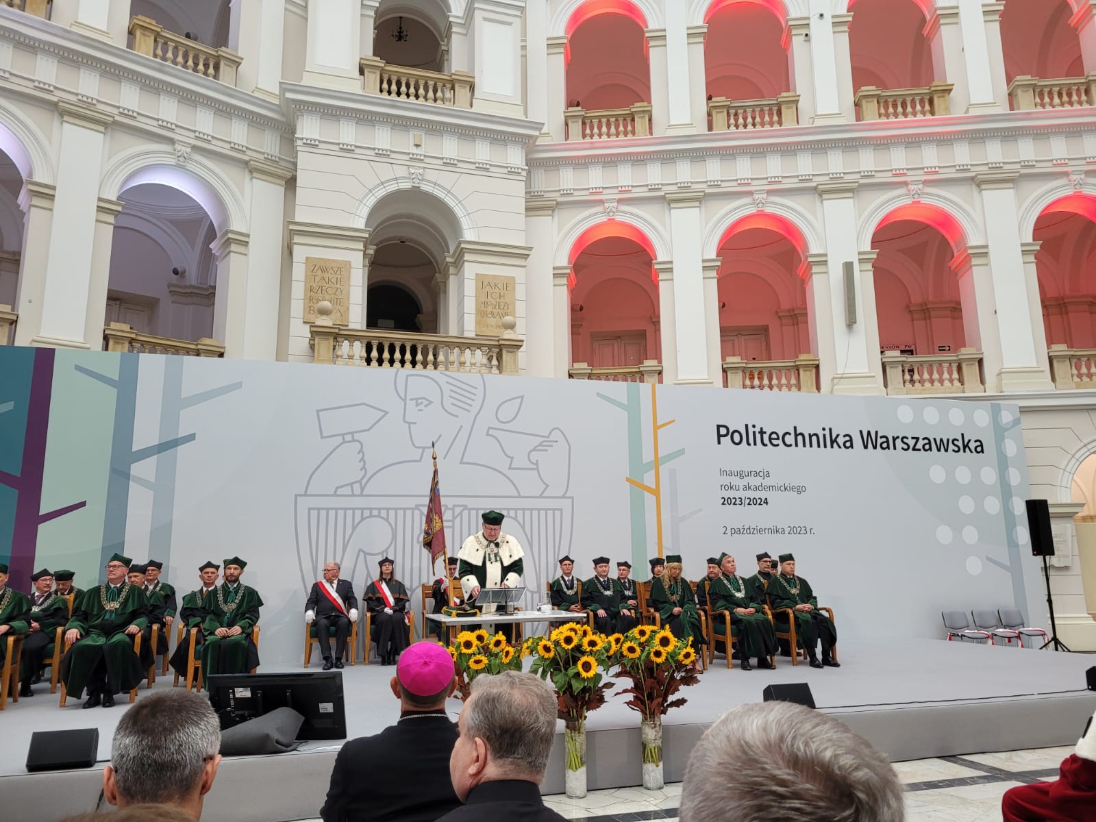 Zdjęcie przedstawia inaugurację roku akademickiego w auli Politechniki Warszawskiej