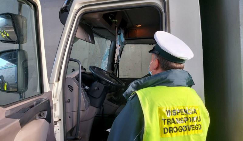 Inspektor pobiera dane z tachografu ciężarówki.