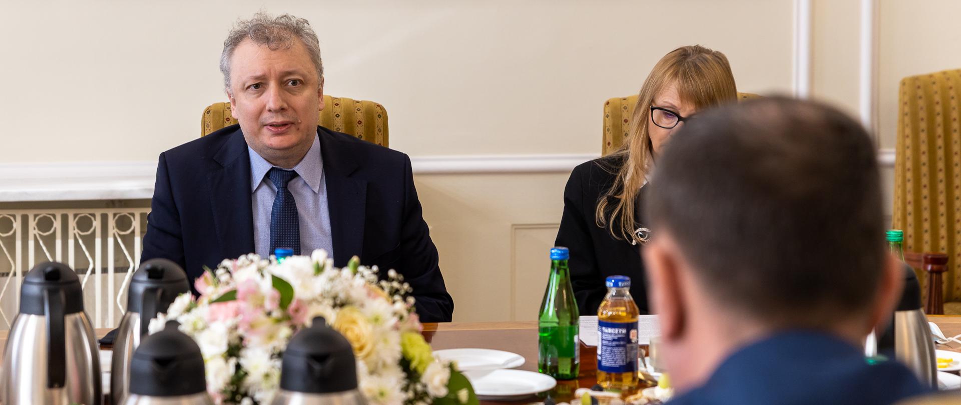 Wiceminister finansów Sebastian Skuza podczas konsultacji polsko-rumuńskich