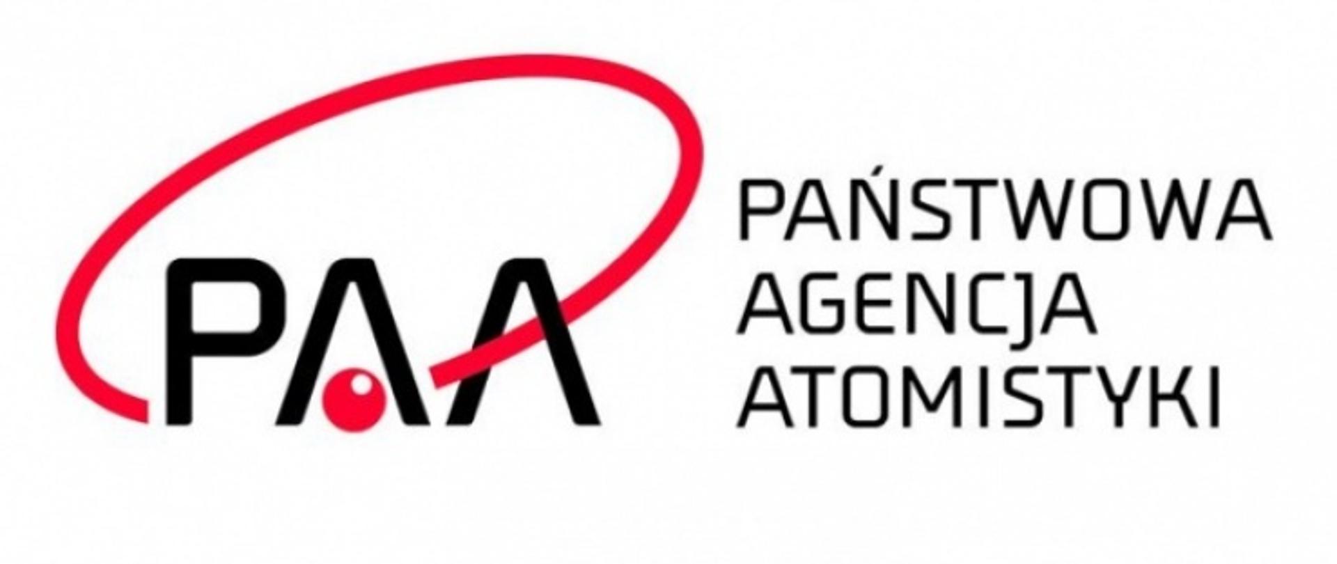 logo Państwowej Agencji Atomistyki litery P A A połączone czerwoną elipsą z czerwoną kropką wewnątrz litery A 