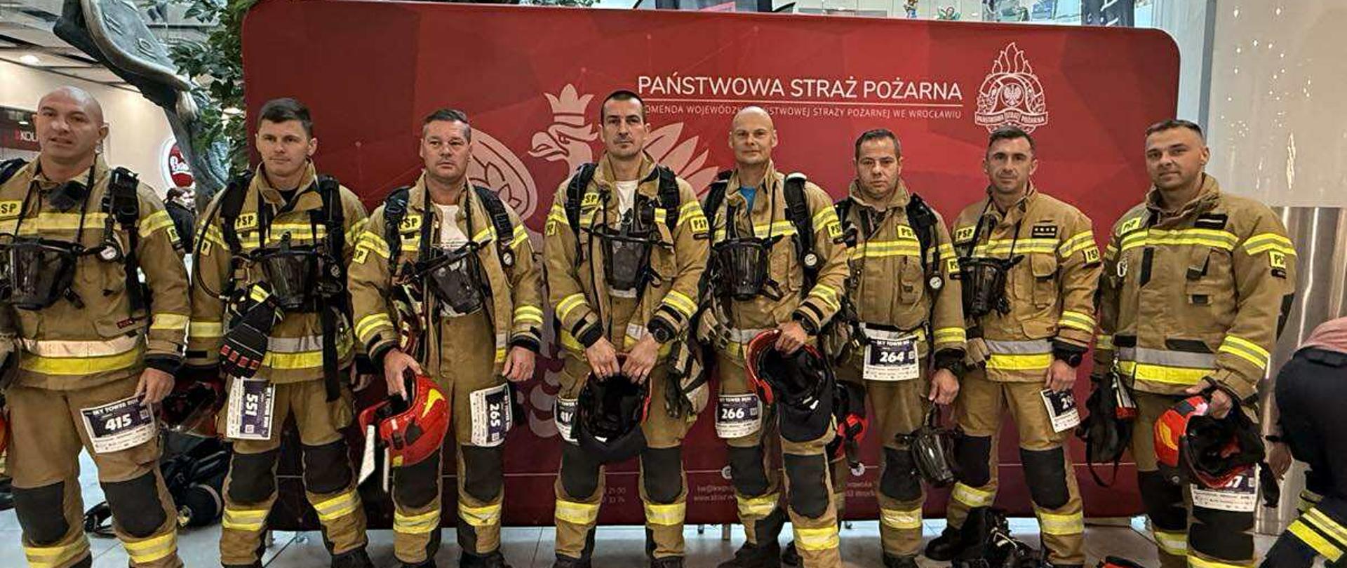 Strażacy stoją razem przed startem.