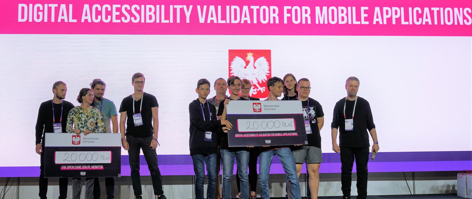 Dwa zwycięskie zespoły odbierają nagrody z rąk przedstawicieli Ministerstwa Cyfryzacji. 