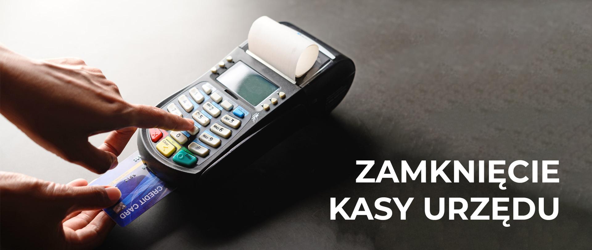 Ręka wkładająca kartę do terminala płatniczego. Napis: Zamknięcie kasy urzędu. 