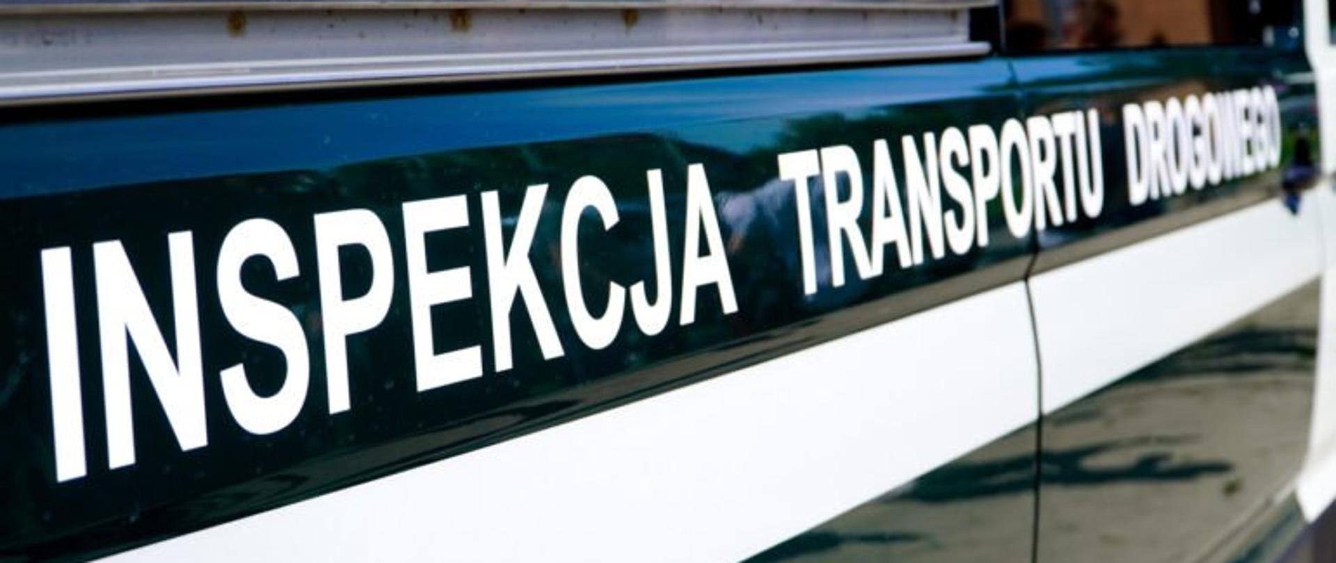 Fragment pojazdu z napisem Inspekcja Transportu Drogowego