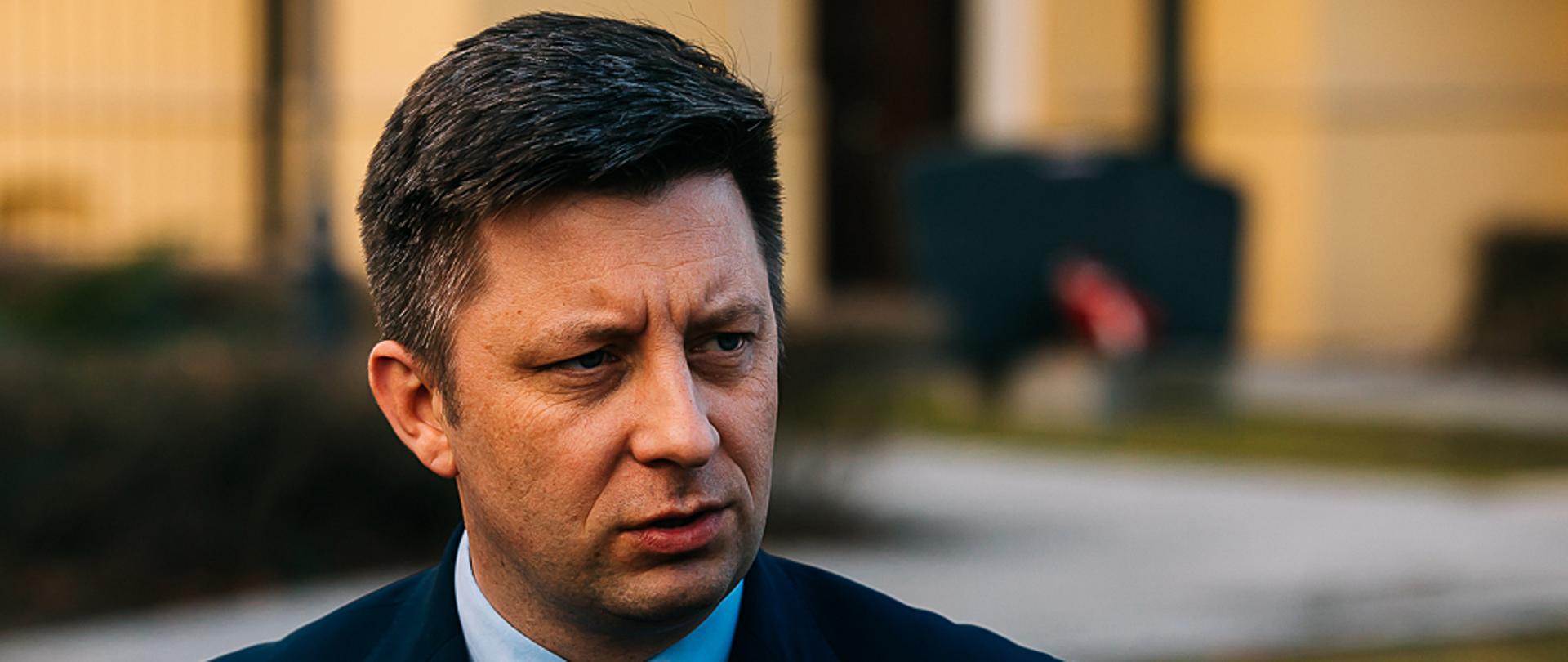 Minister Michał Dworczyk podczas wypowiedzi dla mediów przed budynkiem KPRM.