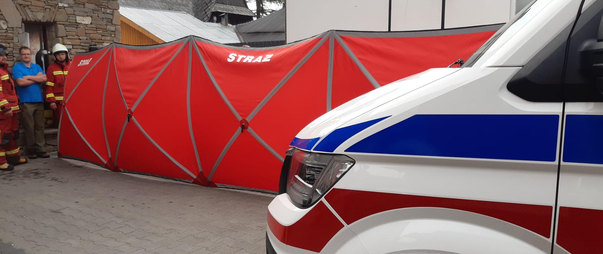 Ząb - potrącenie osoby pieszej. Samochód dostawczy najechał cofając na osobę pieszą znajdującą się za pojazdem. 