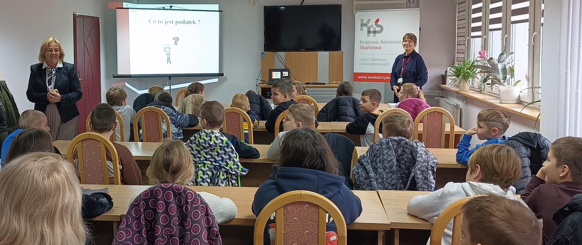 Dzieci słuchają wykładu o podatkach
