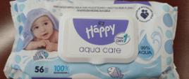 Paczka chusteczek higienicznych o nazwie Happy aqua care, z zamknięciem z klipsem i postacią niemowlęcia w ręczniku koloru niebieskiego. Opakowanie jest koloru białego z niebieskimi i fioletowymi plamami, które imitują wodę. Na opakowaniu na białym tle jest kropla wody z oznakowaniem 99% aquq i wyskakujące ryby.