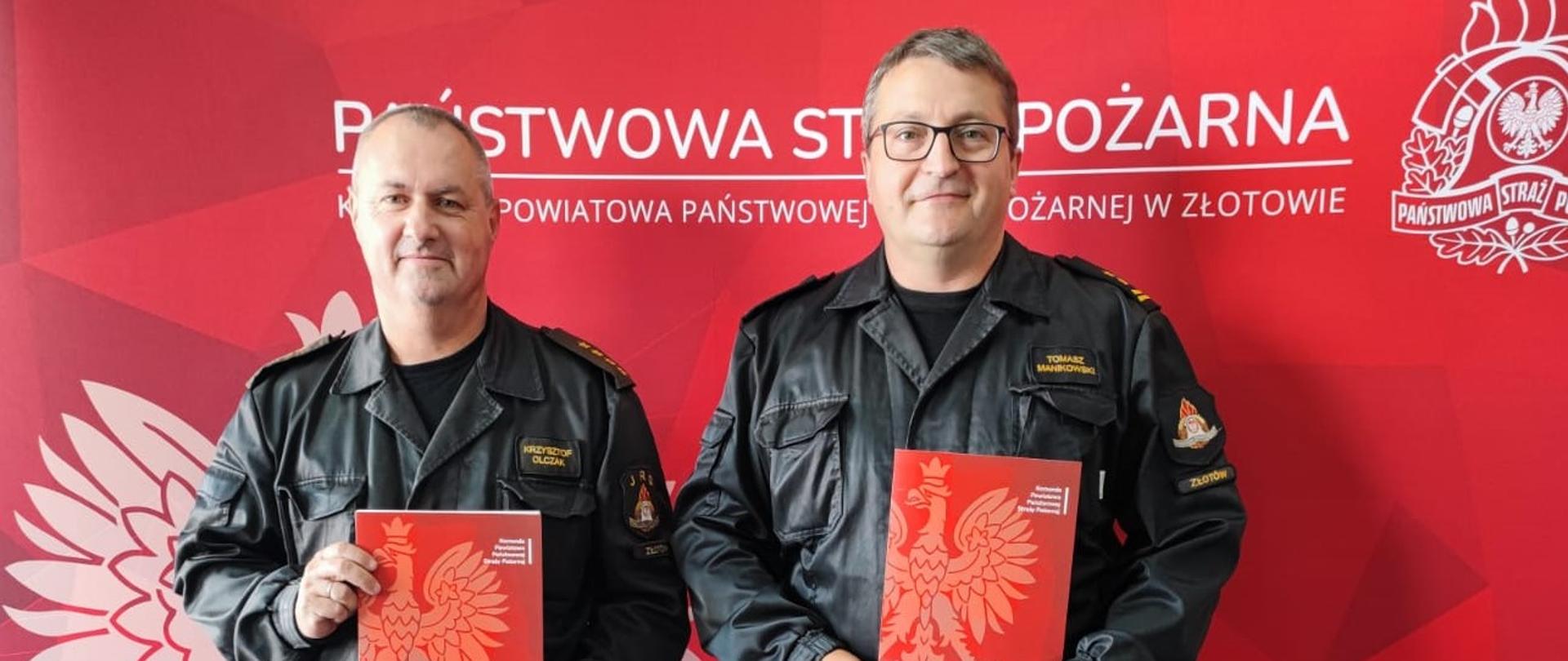 Na zdjęciu funkcjonariusze