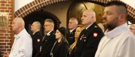 Zdjęcie przedstawia strażaków i duchownych w trakciemszy świętej z okazji Dnia Strażaka w kościele pw. Św. Antoniego w Wałczu 