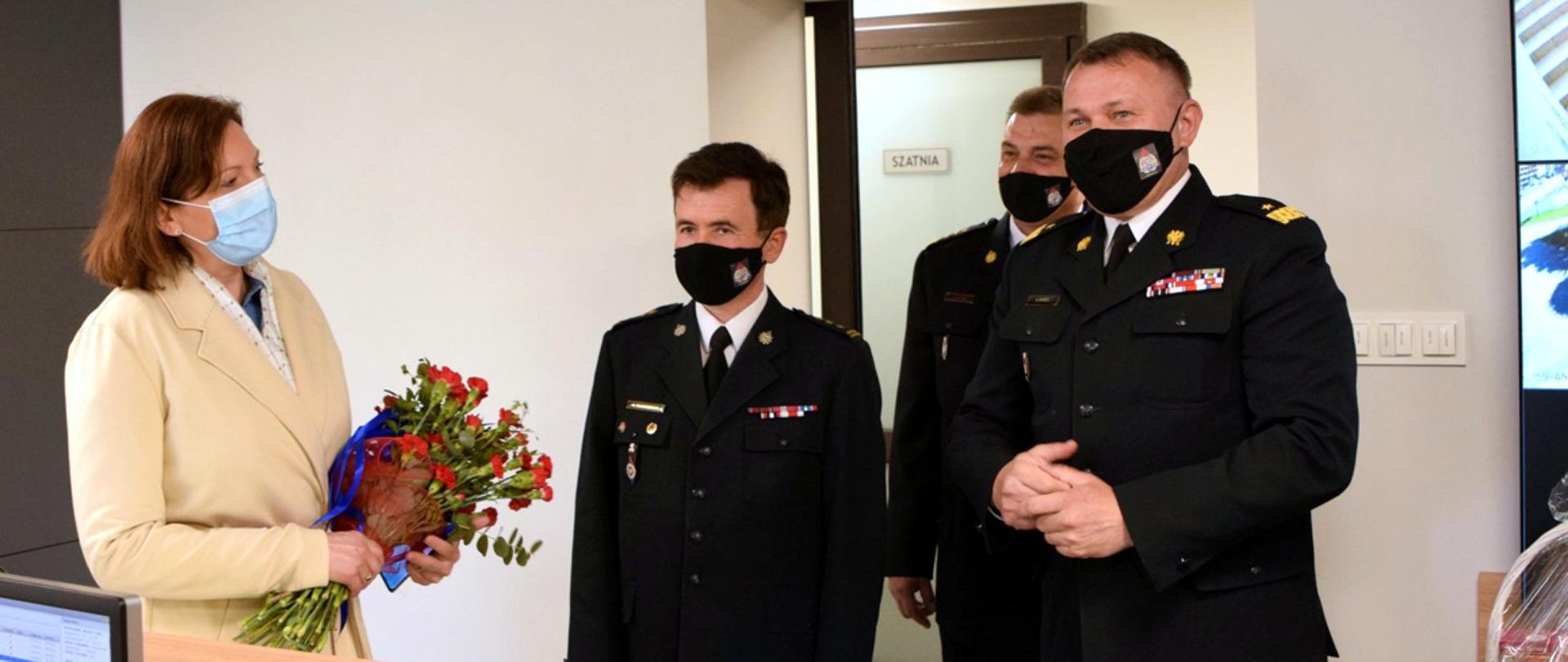 Na zdjęciu od lewej strony wojewoda podkarpacki Ewa Leniart z bukietem kwiatów, st. bryg. Andrzej Marczenia, st. bryg. Ireneusz Szpyrka, nadbryg. Andrzej Babiec