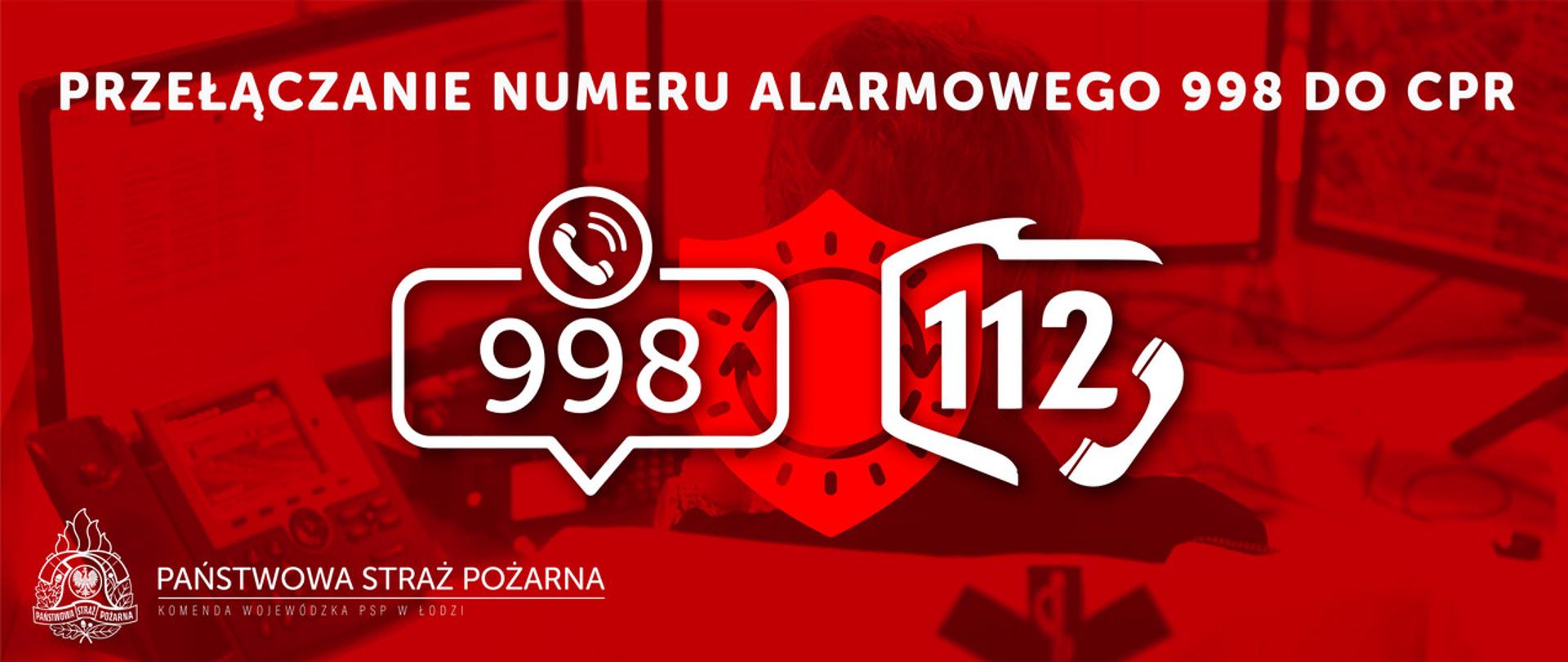 Zdjęcie przedstawia osobę, która siedzi przy biurku na którym stoją trzy monitory komputerowe, po jaj prawej stronie na biurku znajduje się telefon. Zdjęcie zrobione jest od tyłu osoby siedzącej przy biurku. Na pierwszy planie widać za plecami osoby fotografowanej aparat telefoniczny, który znajduje się na blacie biurka położony w lewym dolnym narożniku fotografii. Zdjęcie utrzymane w ciemnej czerwonej tonacji, tło fotografii jest w odcieniach szarości, na górze fotografii po środku kadru widniej napis barwy białej „Przełączanie numeru alarmowego 998 do CPR”, na środku infografika z napisem 998 w stylu dymku z symbolem słuchawki a obok niej symbol słuchawki telefonicznej a napisem 112 wkomponowany w kontury mapy polski. W dolnym lewym narożniku kontury godła Państwowej Straży Pożarnej barwy białej z napisem Państwowa Straż Pożarna a pod tekstem pozioma kreska z napisem Komenda Wojewódzka PSP w Łodzi