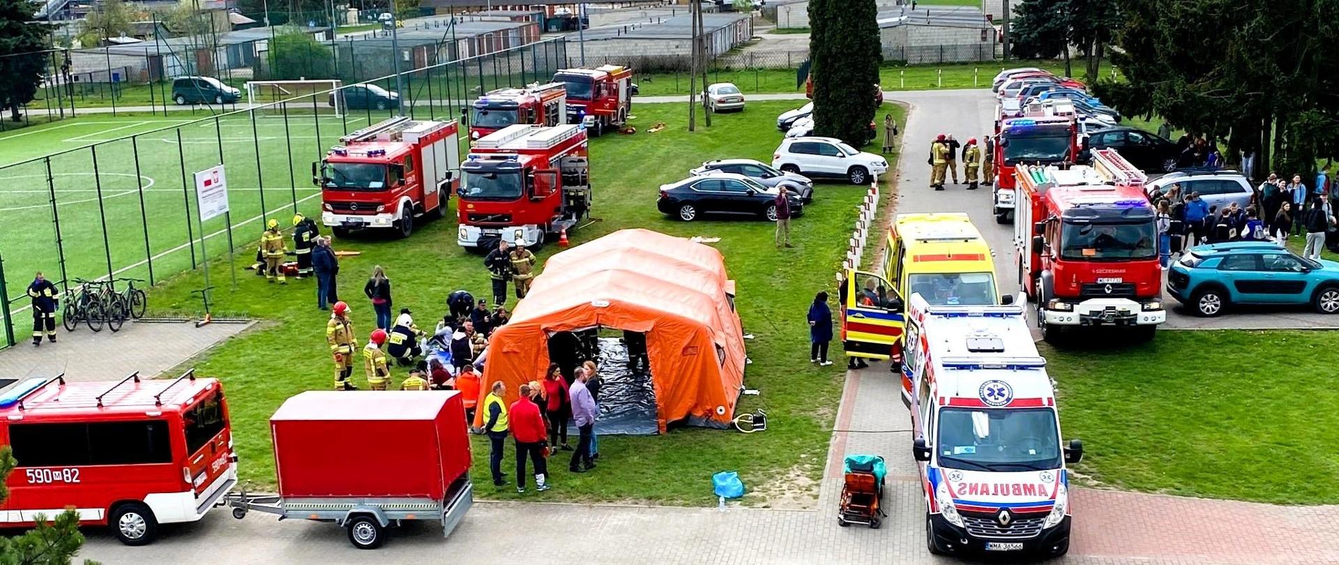 12 kwietnia 2024 r. około godz. 11:20 do Stanowiska Kierowania Komendanta Powiatowego PSP
w Przasnyszu wpłynęło zgłoszenie o zasłabnięciu jednej z uczennic oraz złym samopoczuciu kolejnych uczniów, zawroty głowy, wymioty i bóle brzucha w Zespole Szkół Powiatowych na ul. Sadowej.
Na miejsce zdarzenia natychmiast zadysponowano 3 zastępy straży pożarnej z JRG w Przasnyszu.
Po przybyciu jednostek Straży Pożarnej stwierdzono, że będący na miejscu zdarzenia Zespół Ratownictwa Medycznego udziela pomocy medycznej trzem uczennicom, a pozostali uczniowie zostali ewakuowani z budynku.
Strażacy zabezpieczeni w sprzęt ochrony układu oddechowego zostali wprowadzeni do budynku szkoły w celu sprawdzenia czy wszyscy zostali ewakuowani oraz weryfikacji miernikami wielogazowymi czy nie występują stężenia niebezpiecznych substancji.
W momencie gdy Kierujący Działaniem Ratowniczym otrzymał informację o rosnącej liczbie osób uskarżających się na złe samopoczucie podjęto decyzje o zadysponowaniu Grupy Ratownictwa Chemiczno-Ekologicznego z Ciechanowa oraz Grupy Ratownictwa Medycznego z Warszawy.
Działania strażaków polegały na zabezpieczeniu miejsca zdarzenia oraz utworzeniu punku medycznego gdzie strażacy wraz z ratownikami medycznymi udzielali Kwalifikowanej Pierwszej Pomocy.
W związku ze zdarzeniem ewakuowano z budynku szkoły 340 osób, 19 osób wymagało hospitalizacji, a łącznie pomocy medycznej udzielono 40 osobom.
W działaniach ratowniczych udział brało 18 zastępów Straży Pożarnej:
• Komenda Wojewódzka PSP Warszawa – 2 zastępy,
• Specjalistyczna Grupa Ratownictwa Medycznego JRG 8 Warszawa – 5 zastępów,
• Specjalistyczna Grupa Ratownictwa Chemiczno-Ekologicznego Ciechanów – 1 zastęp,
• Jednostka Ratowniczo - Gaśnicza Przasnysz – 6 zastępów,
• Ochotnicza Straż Pożarna KSRG Bogate– 1 zastęp,
• Ochotnicza Straż Pożarna KSRG Mchowo – 1 zastęp,
• Ochotnicza Straż Pożarna KSRG Obrąb – 1 zastęp,
• Ochotnicza Straż Pożarna KSRG Węgra – 1 zastęp.
Zabezpieczenie rejonu w KP PSP Przasnysz: Ochotnicza Straż Pożarna KSRG Rostkowo – 1 zastęp.
Ponadto udział brało:
• 6 Karetek Pogotowia Ratunkowego,
• 4 Policyjne Radiowozy.
Opracowanie: Oficer Prasowy Komendanta Powiatowego PSP w Przasnyszu: kpt. Piotr Kuligowski,
asp. Rafał Sekuna.
Zdjęcia: KP PSP w Przasnyszu, InfoPrzasnysz.
