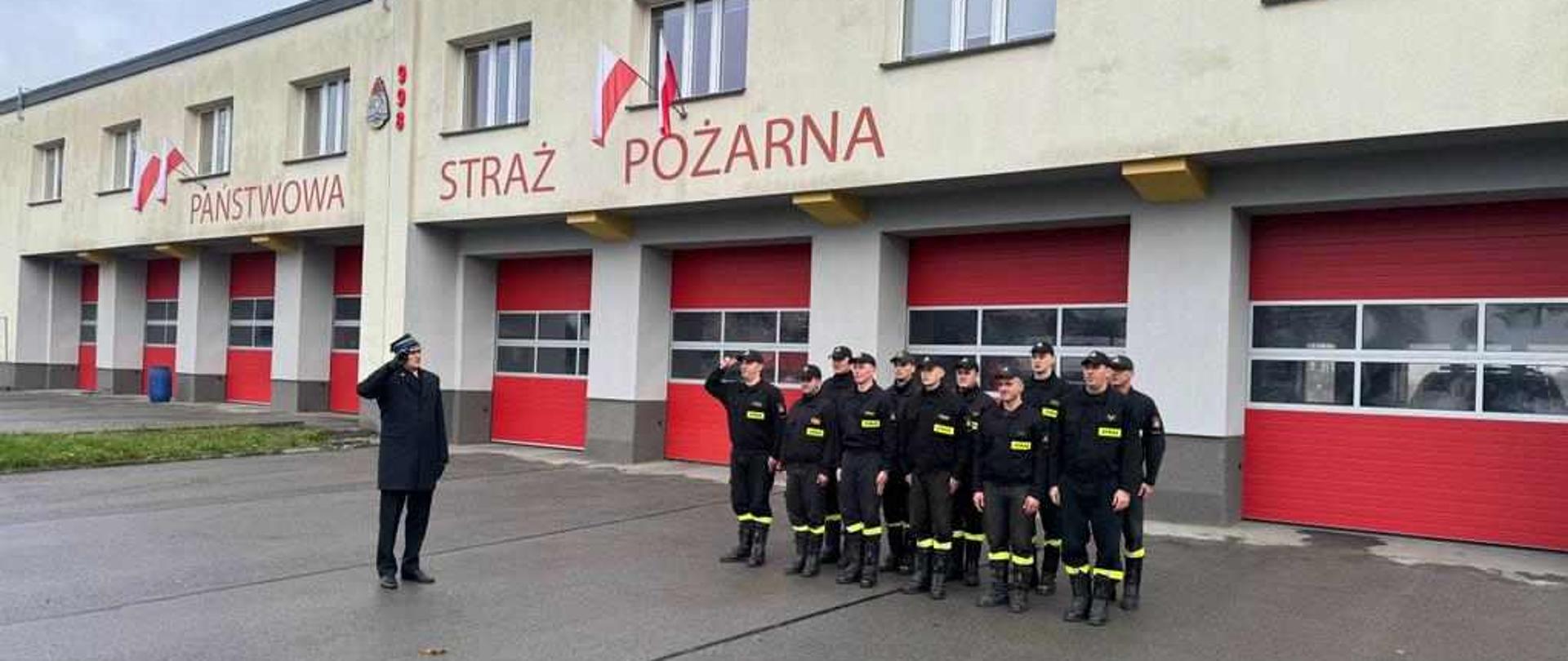 Jaworzniccy strażacy przed budynkiem Komendy Miejskiej Państwowej Straży Pożarnej oddający honor z okazji Narodowego Święta Niepodległości.