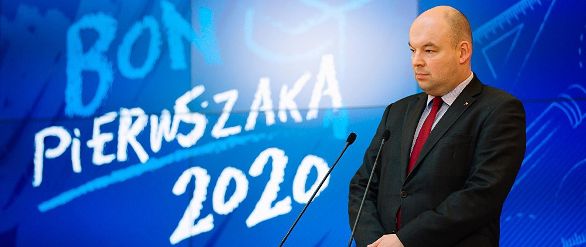 Jan Dziedziczak podczas prezentacji w KPRM 