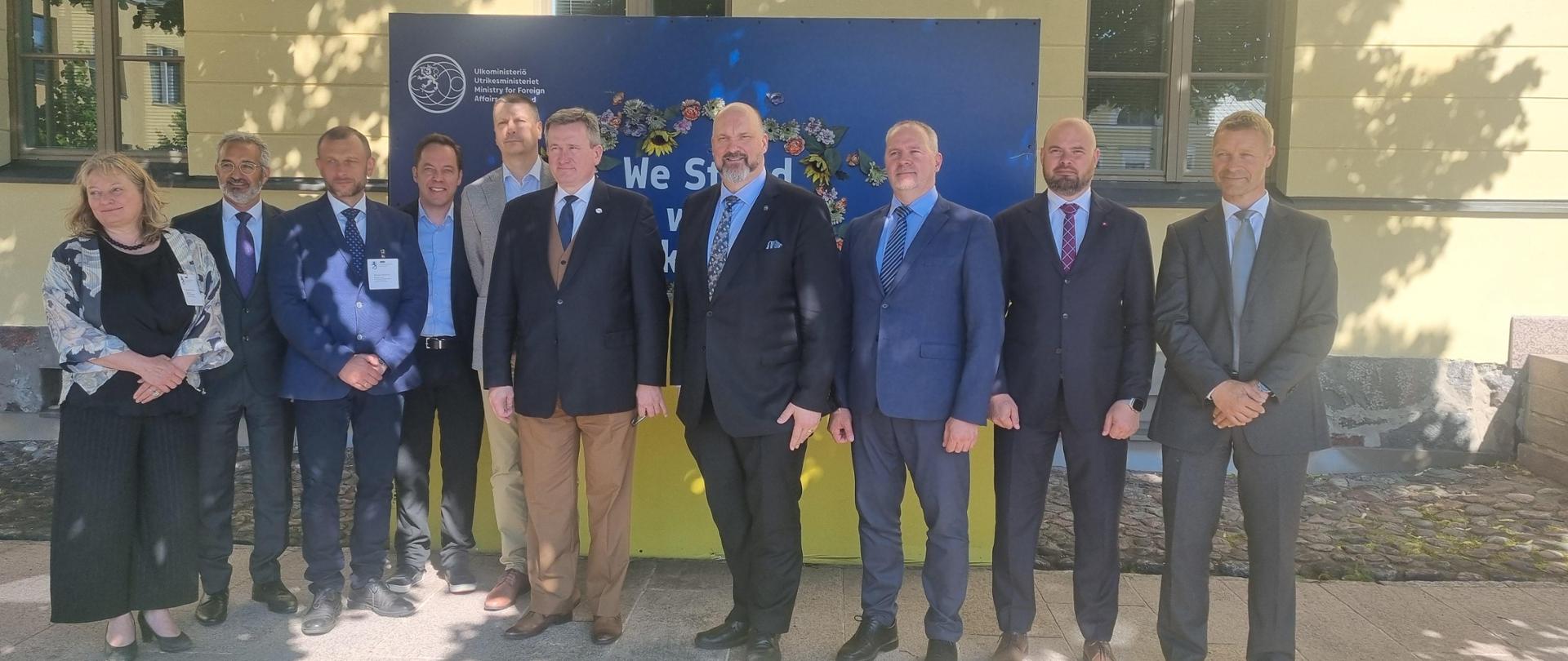 Uczestnicy 22. Posiedzenia Dyrektorów Generalnych Ochrony Ludności Rady Państw Morza Bałtyckiego w Helsinkach pozują do pamiątkowej fotografii przed budynkiem.