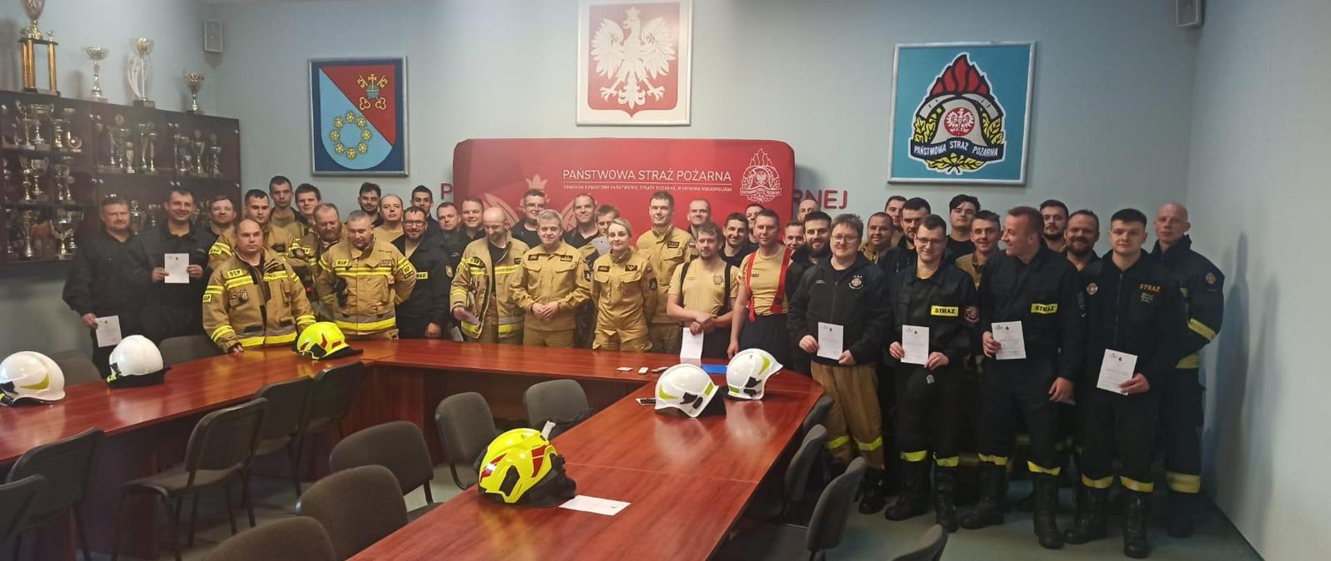 Strażacy z zaświadczeniami po ukończonym egzaminie